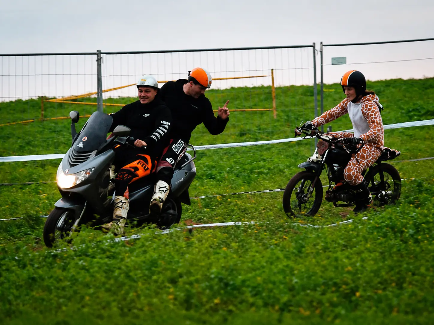Drei Fahrer mit umgebautem Roller und Mofa beim LOCOS CUP