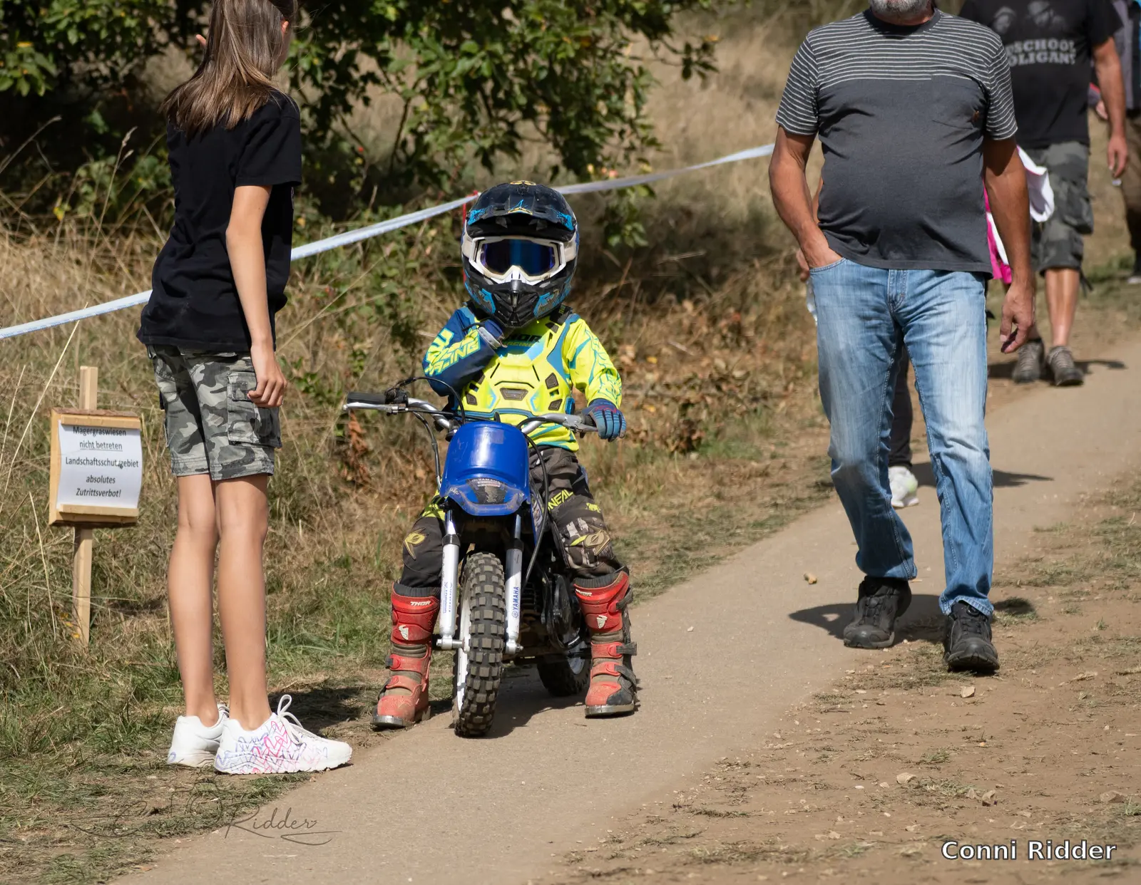 Junger Fahrer neben der Strecke, Foto Conni Ridder