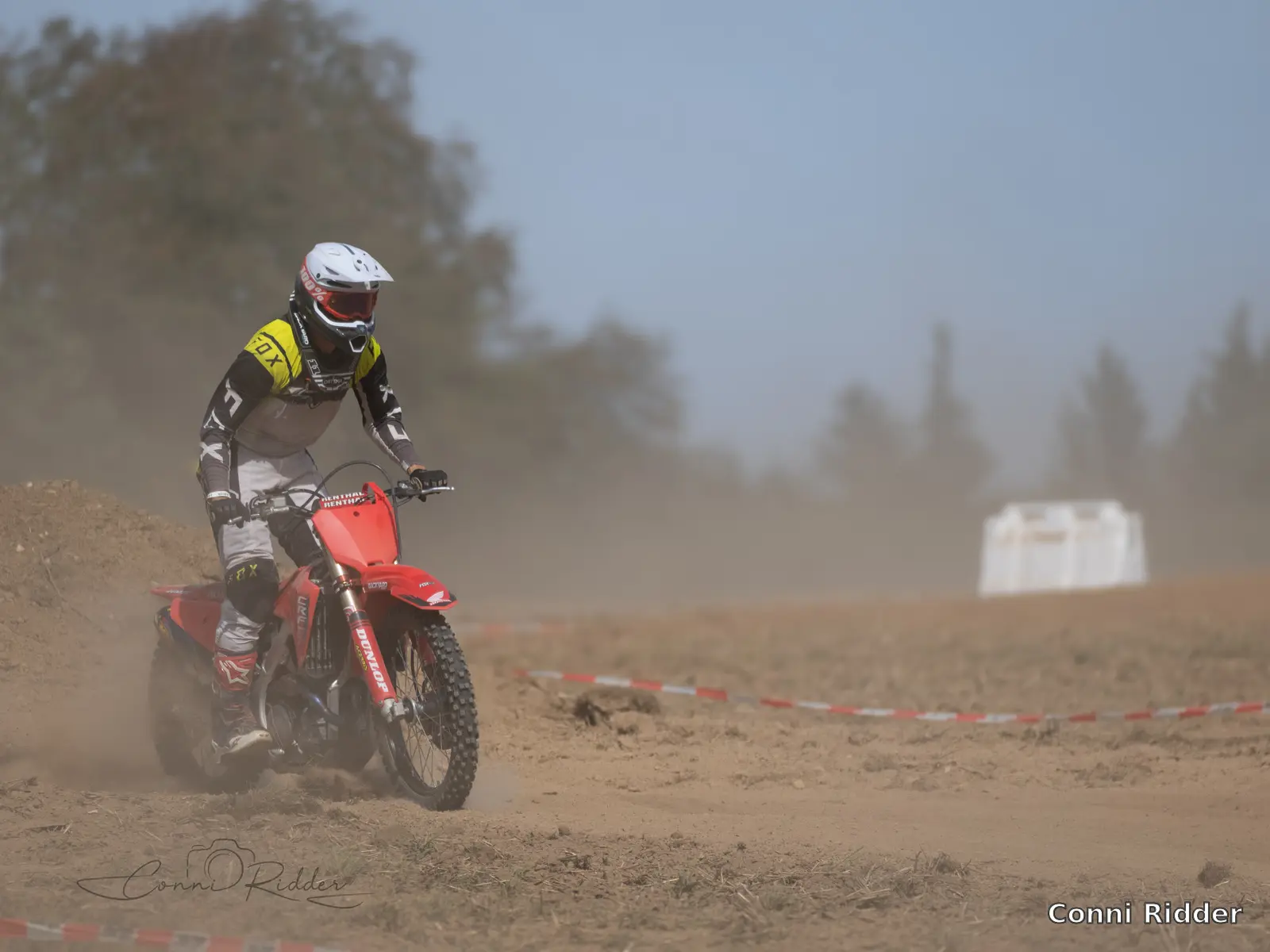 Roter Fahrer in der Luft, Foto Conni Ridder