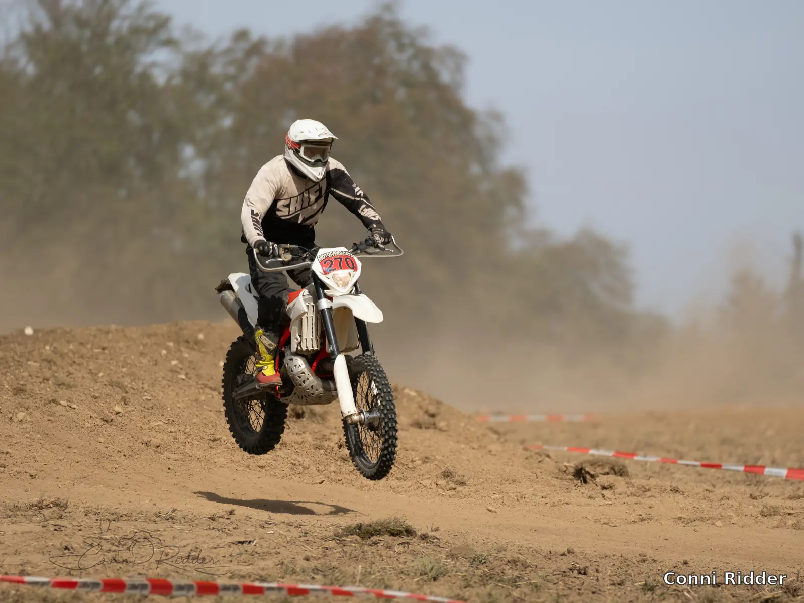Weißes Motorrad auf der Strecke, Foto Conni Ridder
