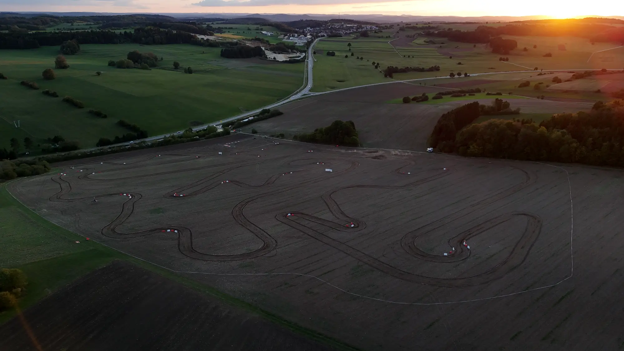 Stoppelcross-Kurs bei Sonnenuntergang