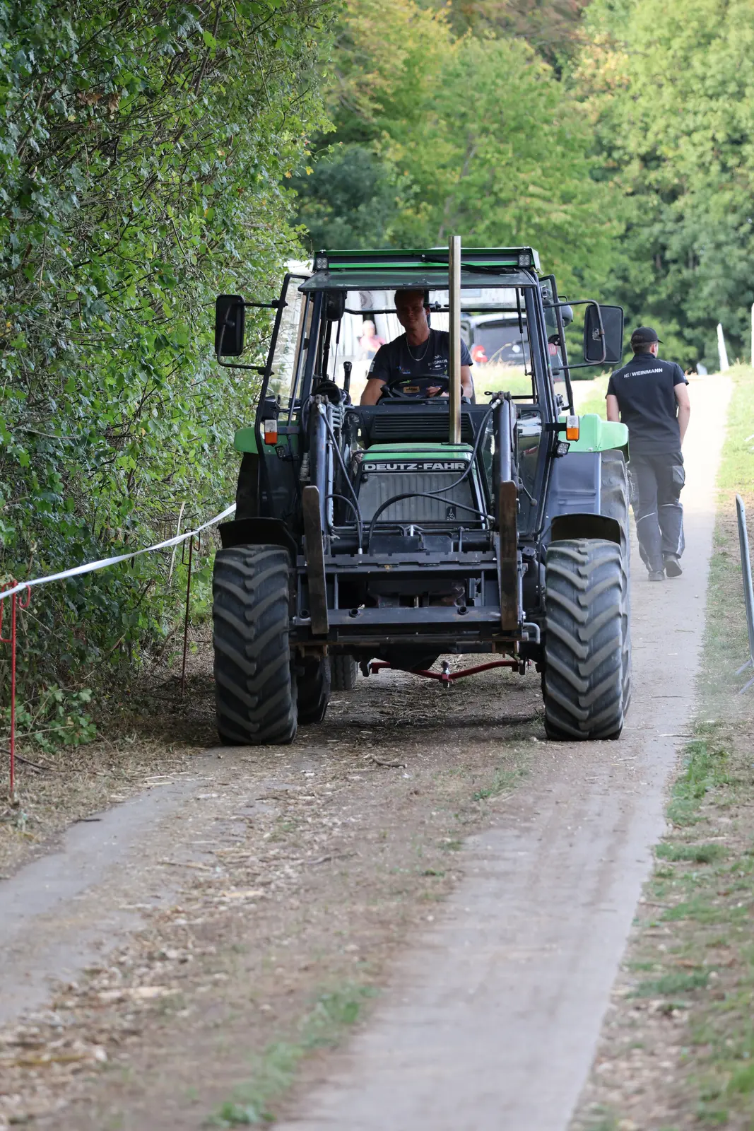 Traktor beim Aufbau des Veranstaltungsgeländes