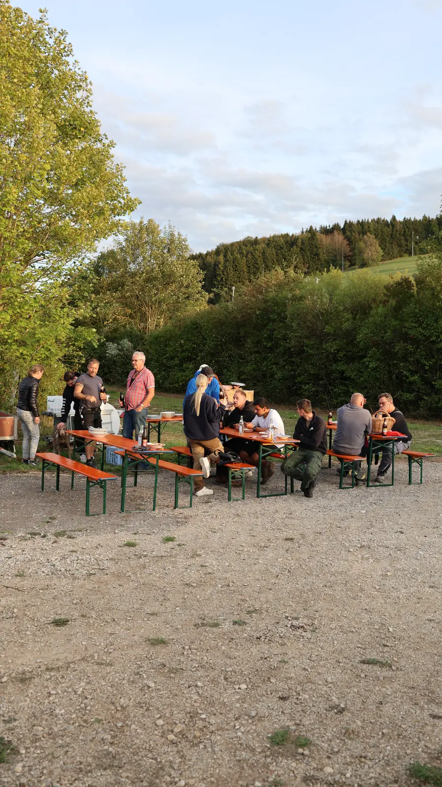 Besucher und Helfer beim Stoppelcross