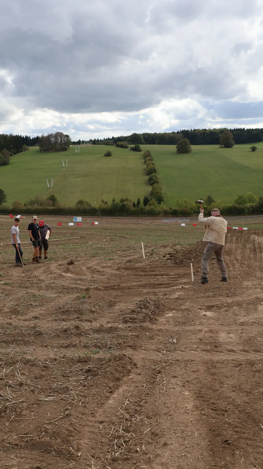 Helfer bei der Vorbereitung der Strecke